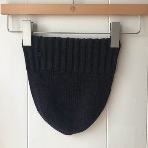 Lululemon beanie with ponytail hole BCHR/BLK